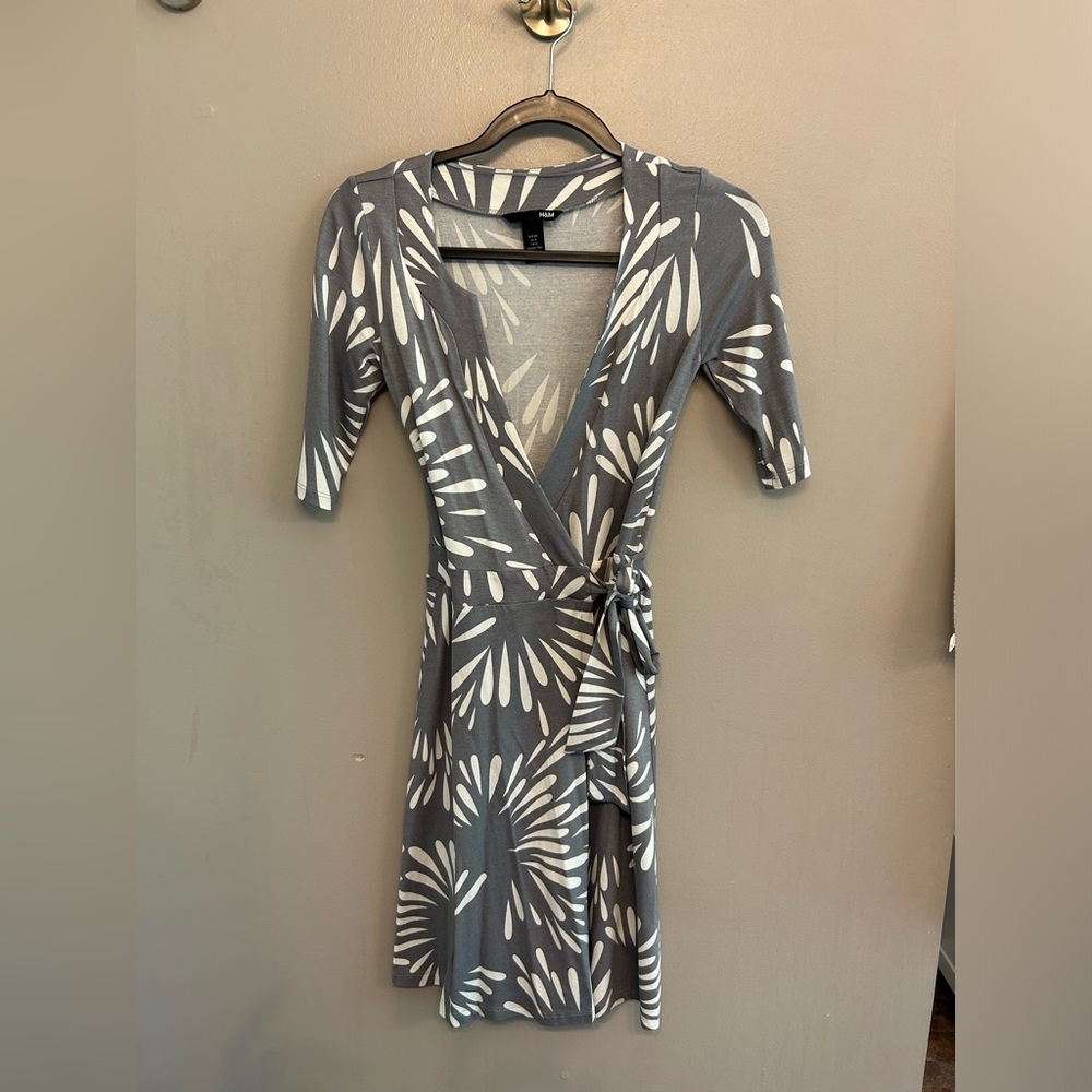 H&M gray and white tie dress in size 2 with fireworks geometric design